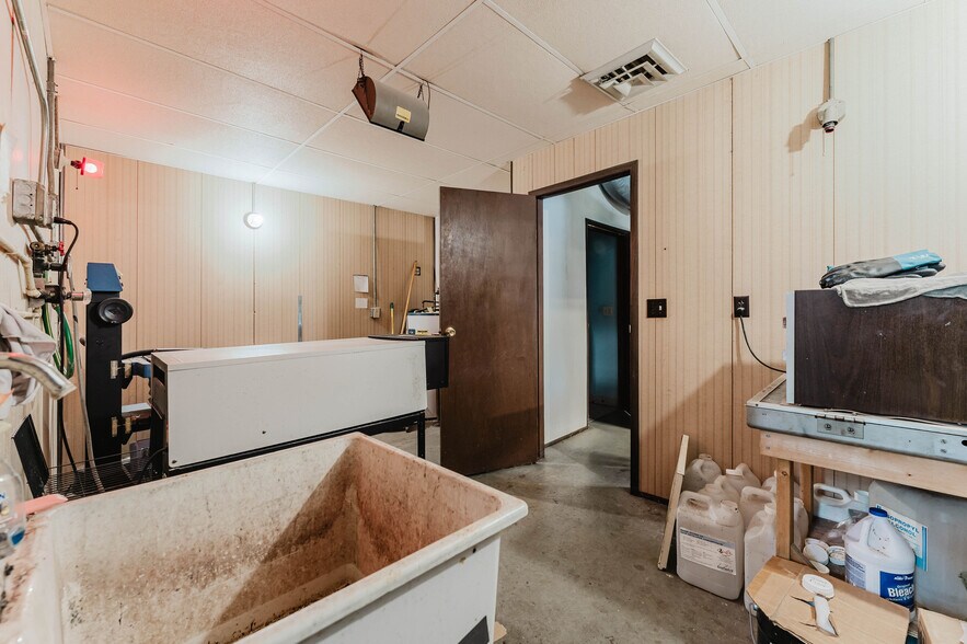 More Photos Of 526 W 11th Ave, Oshkosh Office For Sale