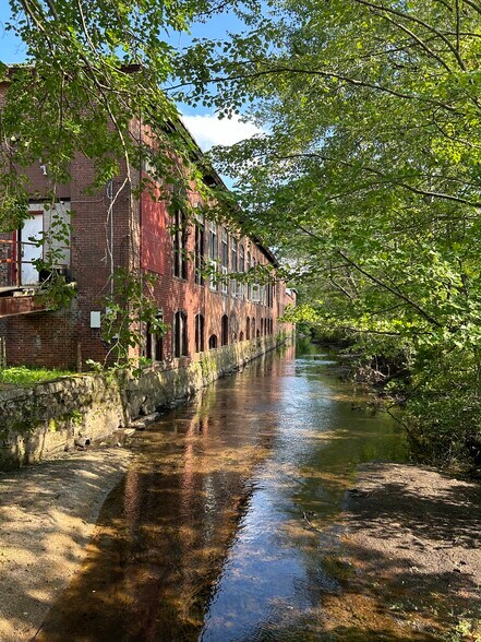 More Photos Of 70 Moshassuck Rd, Lincoln Manufacturing For Lease