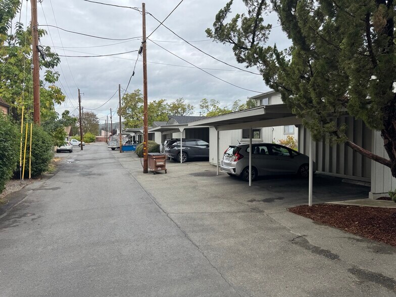 More Photos Of 305 NE C St, Grants Pass Apartments For Sale