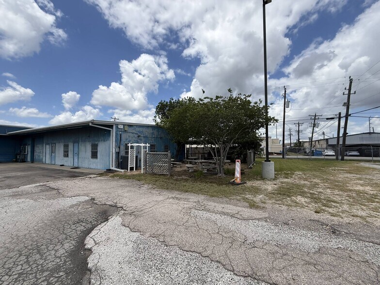More Photos Of 1502 Galveston St, South Houston Service For Lease