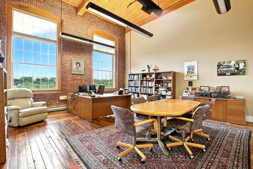 More Photos Of 670 N Commercial St, Manchester Apartments For Lease