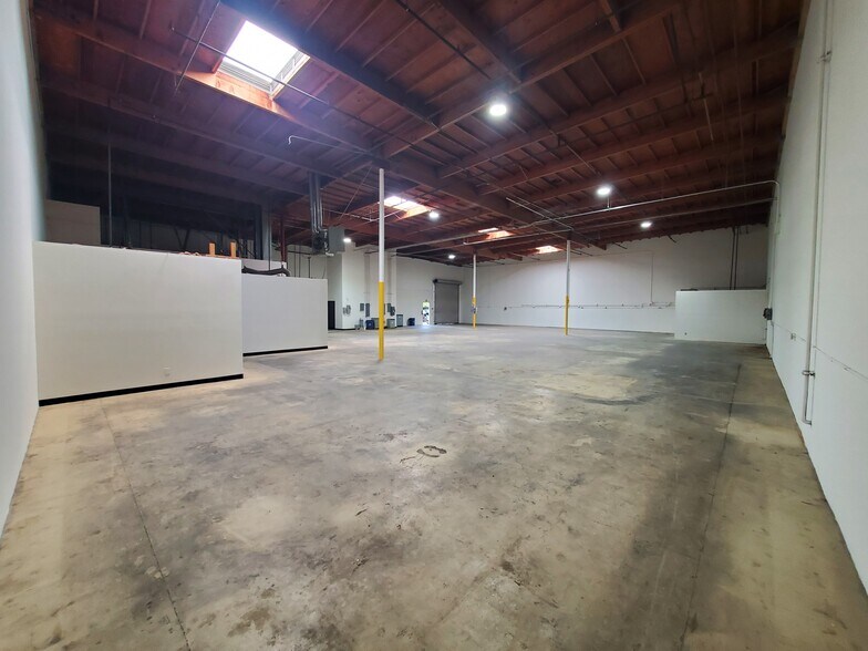 More Photos Of 4450 Dupont Ct, Ventura Manufacturing For Lease