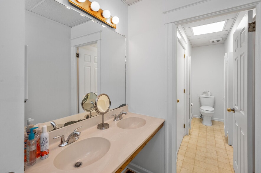 More Photos Of 3519 E Main St, Morgantown Office Residential For Lease