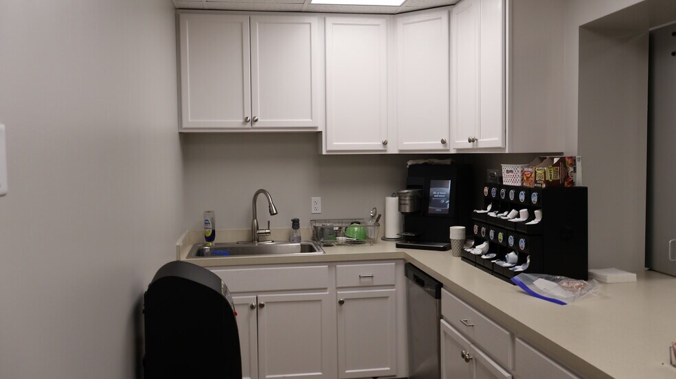 More Photos Of 6330-6332 Flank Dr, Harrisburg Flex For Lease