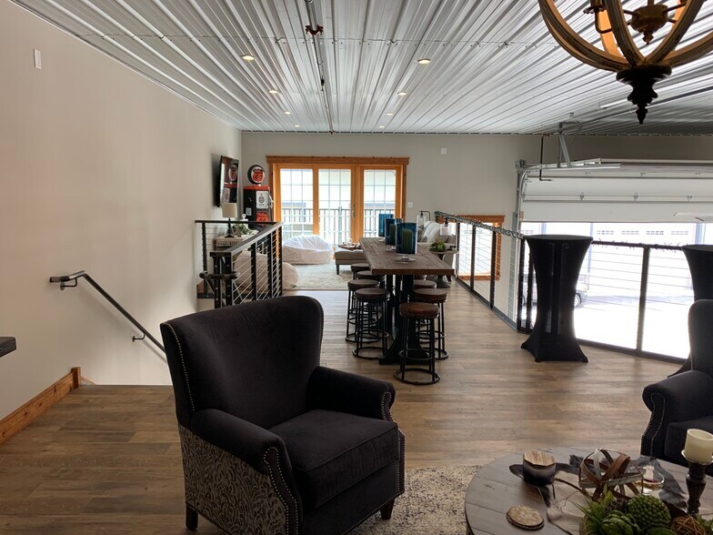 More Photos Of 2108-2260 Ferry Rd, Naperville Showroom For Sale