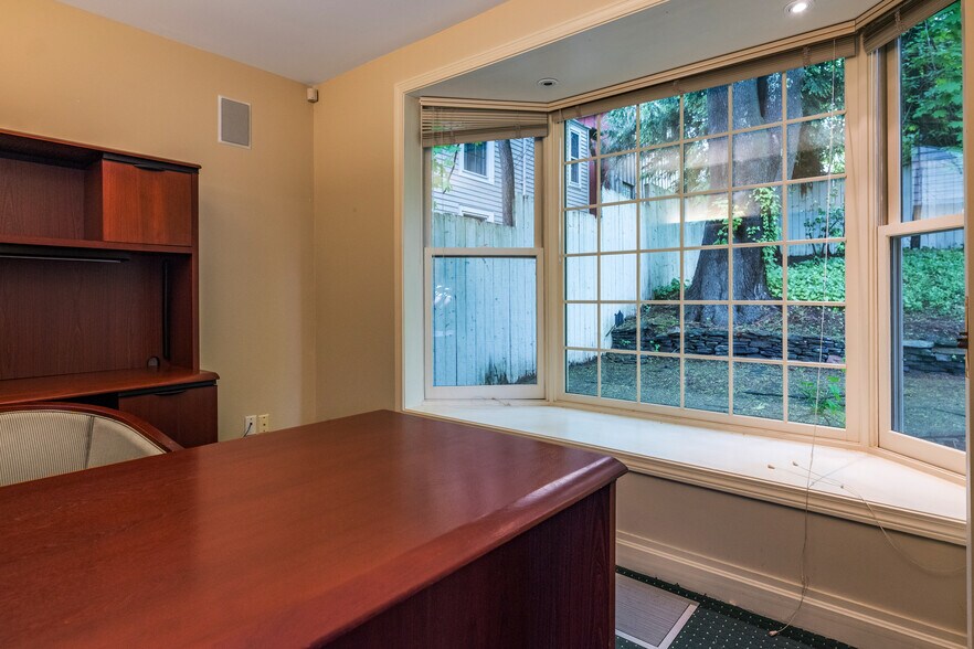 More Photos Of 3 Essex Sq, Essex Office Residential For Sale