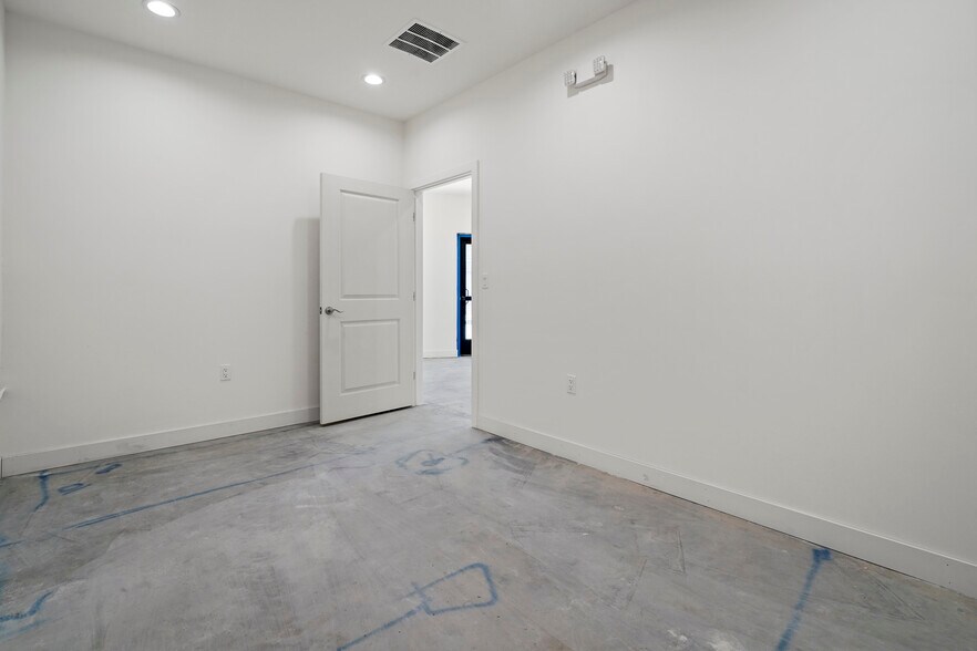 More Photos Of 10926 Randall St, Sun Valley Warehouse For Lease