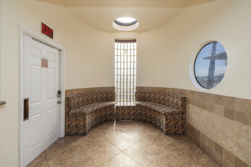 More Photos Of 2950 E Flamingo Rd, Las Vegas Office For Sale