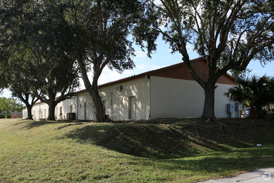 More Photos Of 1401-1421 SW Biltmore St, Port Saint Lucie Light Distribution For Lease