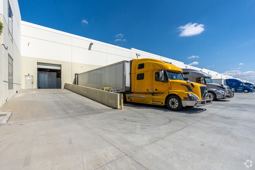 More Photos Of 14600 Innovation Dr, Riverside Warehouse For Lease