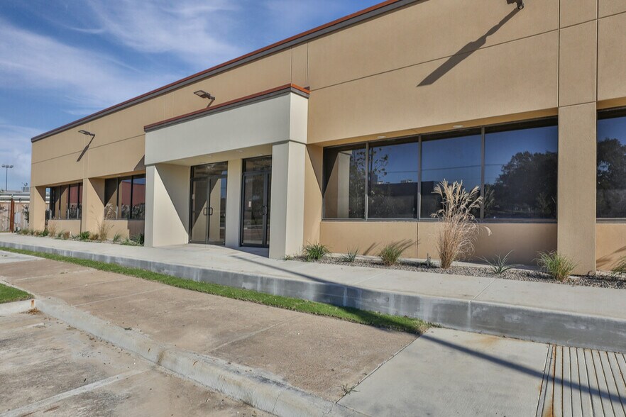 More Photos Of 16441 Space Center Blvd, Houston Unknown For Lease