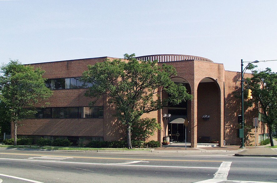 More Photos Of 400 W Maple Rd, Birmingham Office For Lease