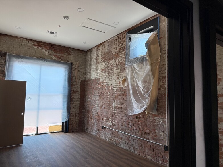 More Photos Of 117 S Houston Ave, Denison Showroom For Lease