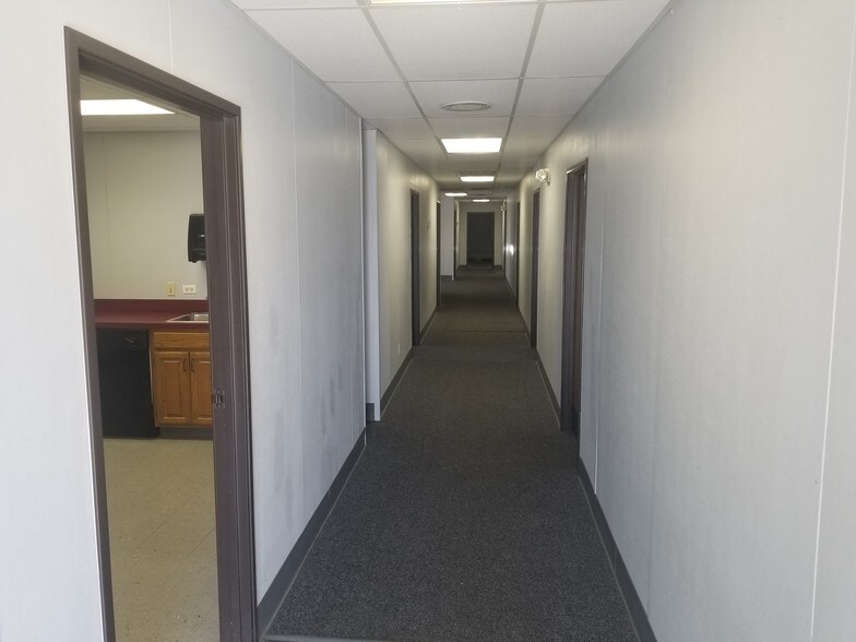 More Photos Of 10701 E Ute St, Tulsa Office For Sale