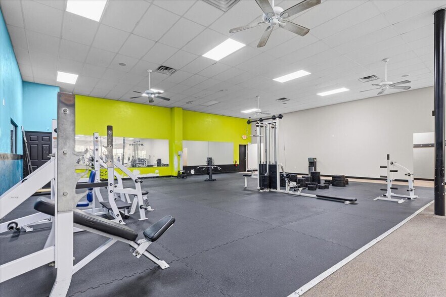 More Photos Of 15043 Main St, Alachua Showroom For Sale