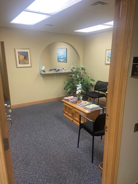 More Photos Of 929 S Main St, Lombard Office For Lease