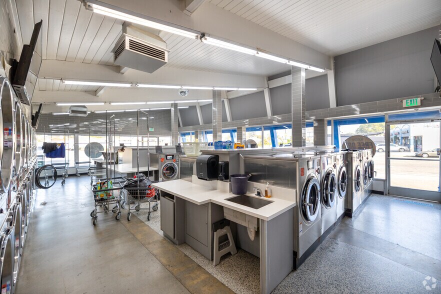 More Photos Of 10504 Victory Blvd, North Hollywood Freestanding For Sale