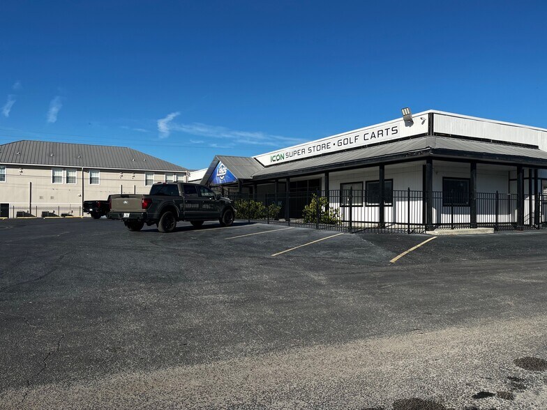 More Photos Of 2900 James L Redman Pky, Plant City Freestanding For Lease
