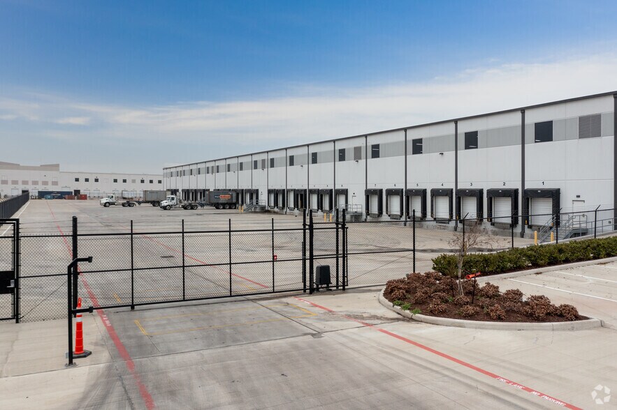 More Photos Of 10565 Red Bluff Rd, Pasadena Distribution For Lease