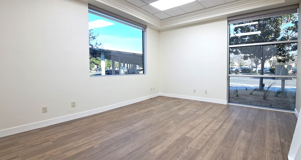 More Photos Of 100 Old River Rd, Bakersfield Medical For Lease