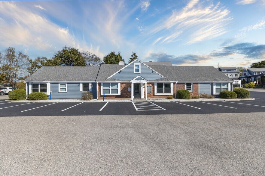 Primary Photo Of 712 Main St, Hyannis Storefront Retail Office For Sale