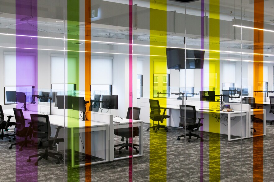 More Photos Of 555 Rue Chabanel O, Montréal Office For Sale