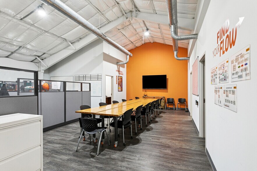 More Photos Of 326 Almedia Rd, Saint Rose Warehouse For Lease