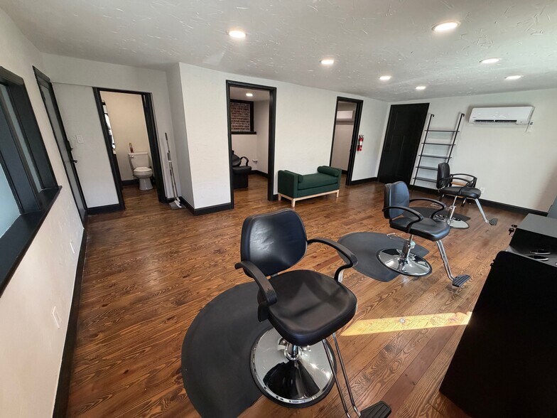 More Photos Of 5 N Park St, Sapulpa Storefront For Lease