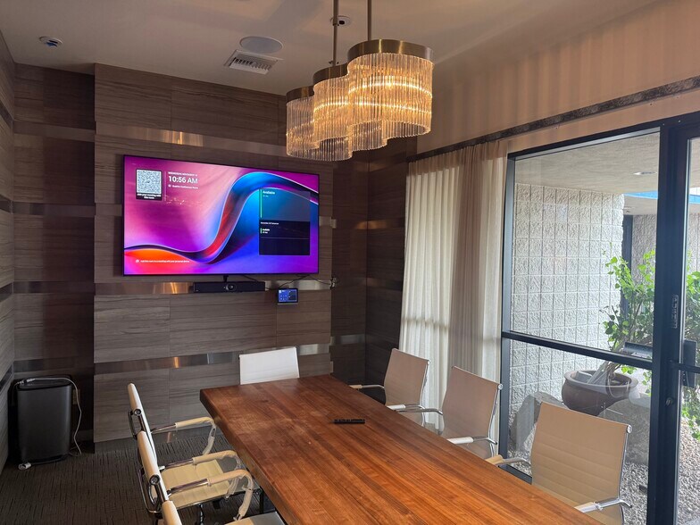 More Photos Of 8271 E Gelding Dr, Scottsdale Distribution For Lease