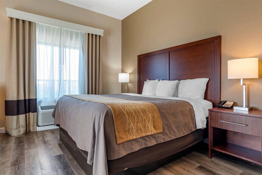 More Photos Of 137 Miracle Strip Pky SW, Fort Walton Beach Hotel For Sale
