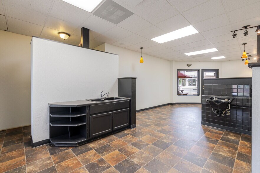 More Photos Of 220 W Cascade Ave, Sisters Storefront Retail Office For Lease