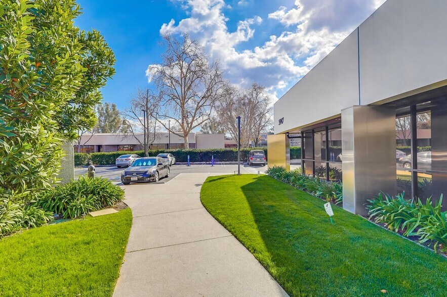 More Photos Of 5947-5951 Variel Ave, Woodland Hills Office For Sale
