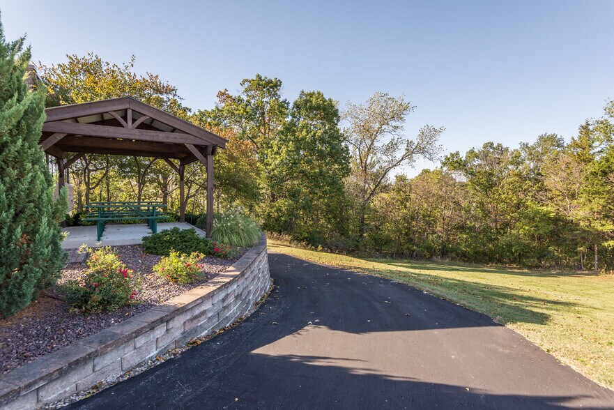 More Photos Of 1423 Randy Ln, Jefferson City Office For Sale