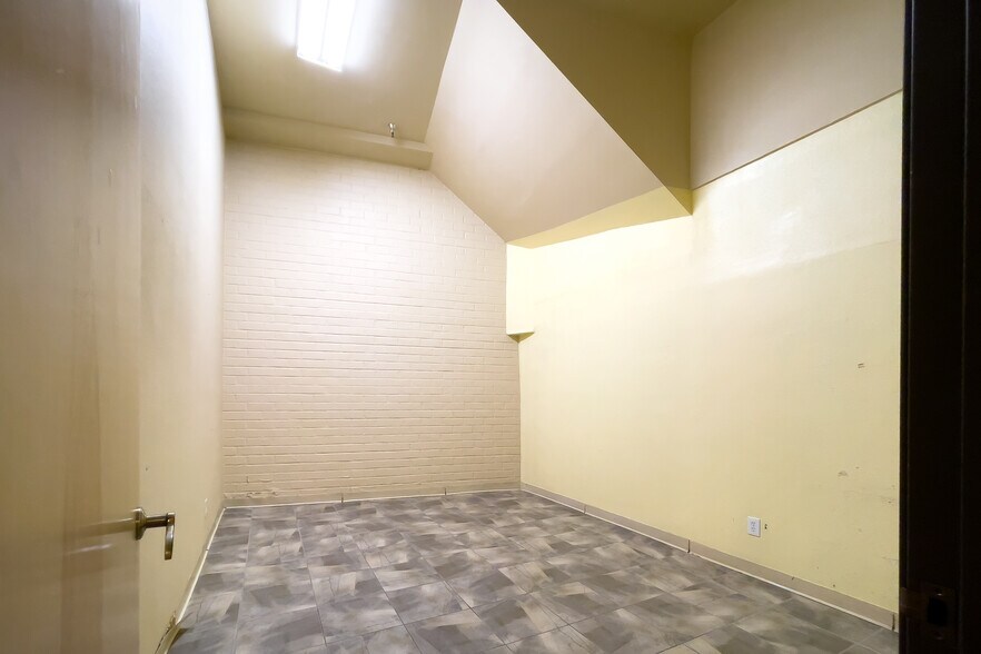 More Photos Of 6949 La Tijera Blvd, Los Angeles Flex For Lease
