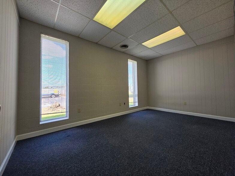 More Photos Of 404 St Andrews Dr, Greenville Office For Lease