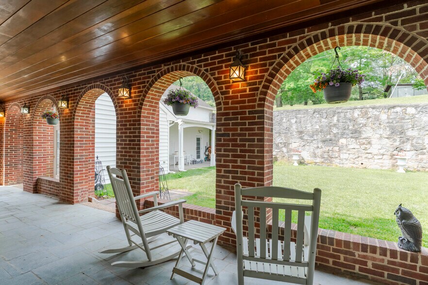 More Photos Of 610 New Hope Rd, Staunton Specialty For Sale