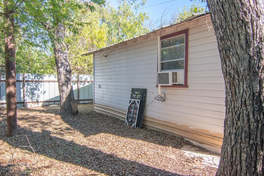 More Photos Of 2208 Austin Ave, Brownwood Flex For Sale