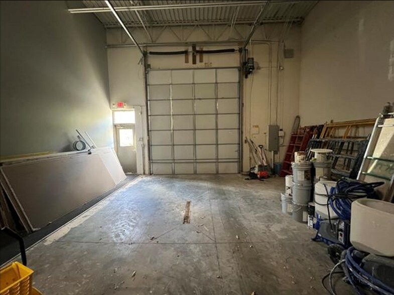 More Photos Of 1550 91st St NE, Blaine Flex For Lease