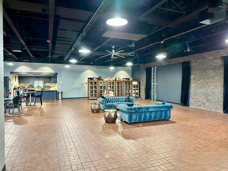 More Photos Of 423 N State St, Lockport Light Manufacturing For Sale