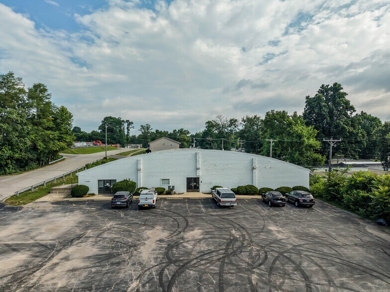 More Photos Of 1430 Willis Dr, Bloomington Warehouse For Sale