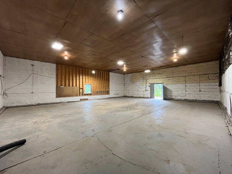 More Photos Of 271 Milton Tpke, Milton Warehouse For Lease