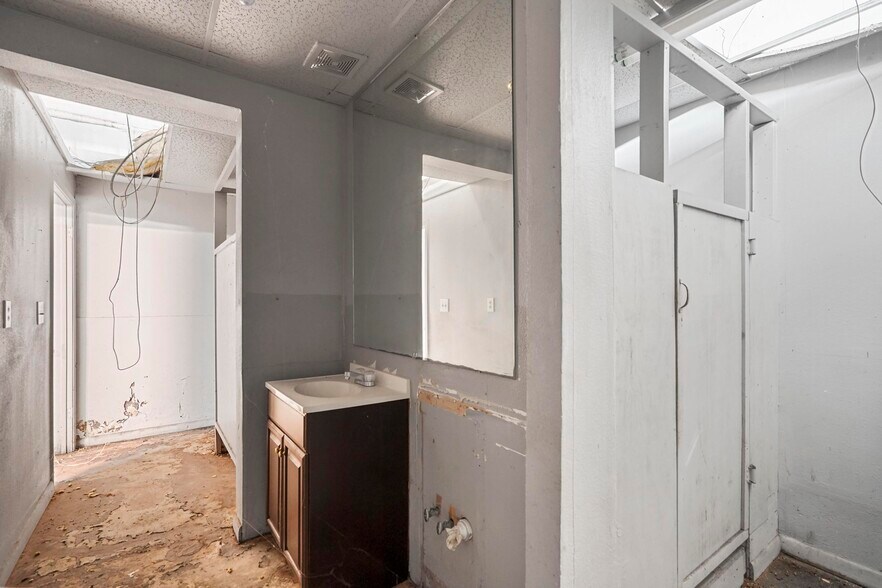 More Photos Of 2001 I-30 E, Greenville Light Manufacturing For Lease