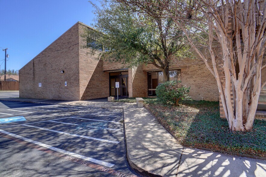 More Photos Of 425 Westpark Way, Euless Office For Sale