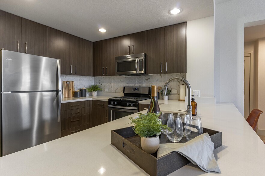 More Photos Of 1375-1411 Sycamore Ave, Hercules Unknown For Lease