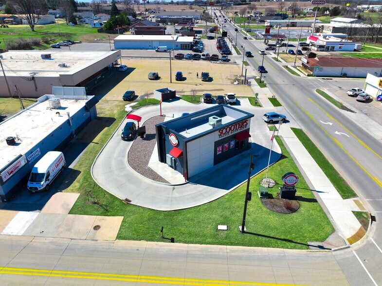 Primary Photo Of 901 W Platt St, Maquoketa Service Station For Sale