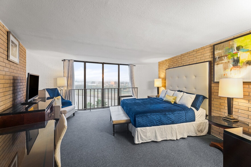 More Photos Of 1 S Main Ave, Laredo Hotel For Sale