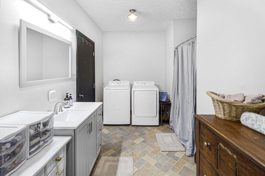 More Photos Of 111 Water St, Horse Cave Storefront For Sale