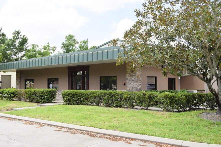 Primary Photo Of 1050 Central Park Dr, Sanford Warehouse For Lease
