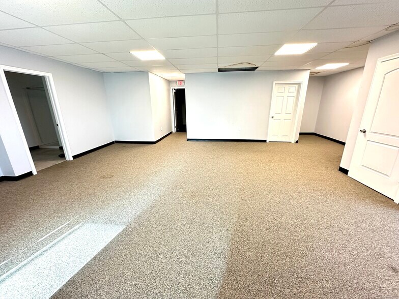 More Photos Of 590 Spring St, Windsor Locks Auto Repair For Sale