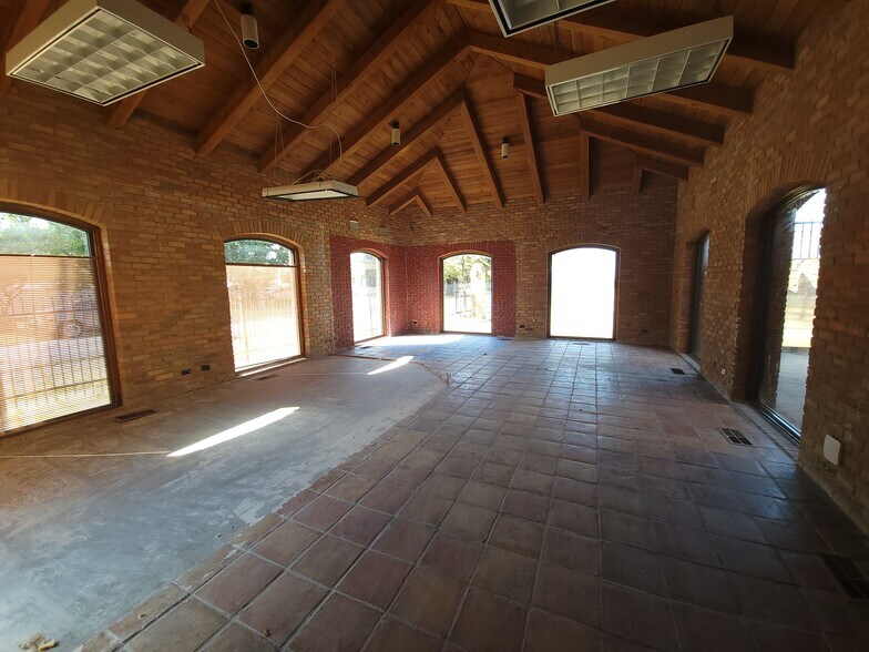 More Photos Of 2323 N Walton Walker Blvd, Dallas Office For Sale